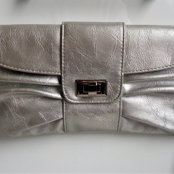 💗 3/$25 Silver wristlet purse - Picture 3 of 4
